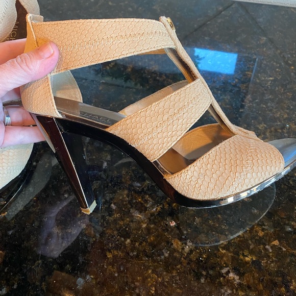 Michael Kors Tan Sandals with Gold Zippers - Picture 6 of 11
